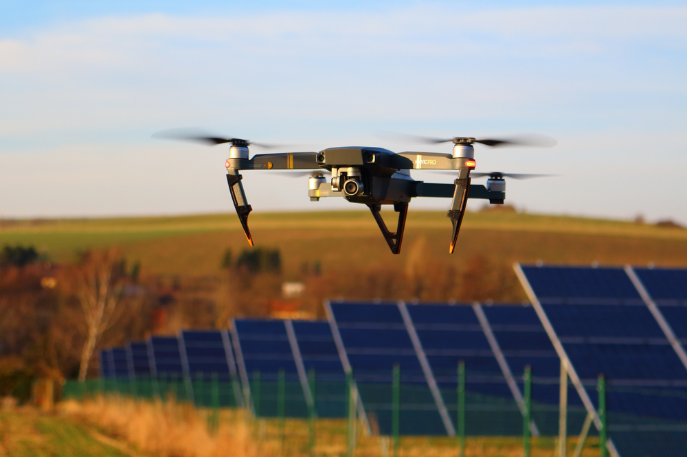 ドローンとソーラーパネル点検